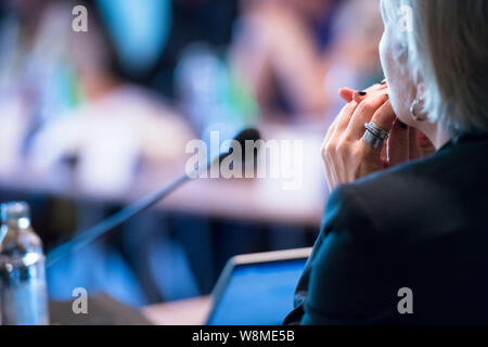 Close up imprenditrice a sala conferenze pubbliche con le presentazioni. Pubblico presso la sala conferenze. Club di imprenditorialità Foto Stock