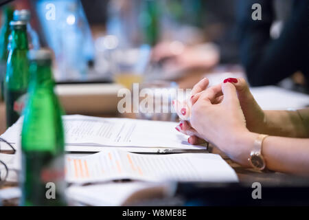 Closeup colpo di uomini di affari che mani utilizzando una penna mentre prendendo appunti su istruzione formazione durante il seminario di business a una moderna sala conferenze Foto Stock