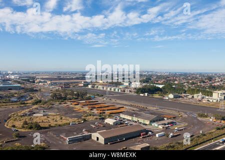 Vista aerea di una zona industriale in Newcastle NSW Australia che mostra la produzione di acciaio. Newcastle era tradizionalmente una città affidamento sull'industria pesante Foto Stock