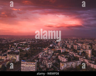 Antenna bello girato in Sofia Bulgaria - incredibile meteo, cieli colorati, perfetto tramonto su strade trafficate - impressionante paesaggio urbano Foto Stock