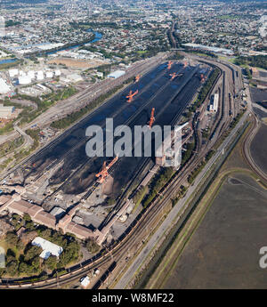 La Newcastle è una delle più grandi di esportazione porte di carbone nel mondo servite da apparecchiature di caricamento come questo in Carrington - Newcastle NSW Australia. Foto Stock