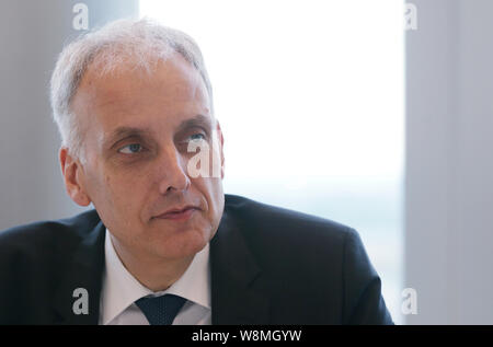 Duesseldorf, Germania. 09Aug, 2019. Rolf Breidenbach, CEO di Hella, si siede in una conferenza stampa. Il fornitore di componenti automobilistici Hella è pessimista circa il corrente anno di business. Credito: David Giovani/dpa/Alamy Live News Foto Stock