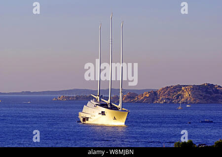 Palau, Sardegna, Italia. La "A", la più grande barca a vela in tutto il mondo (143 metri) il 9 agosto 2019. Il proprietario è imprenditore russo Andrey Melnichenko Foto Stock