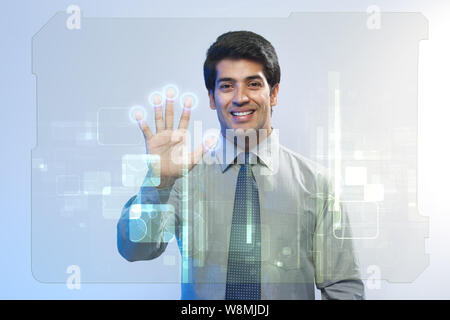 Uomo d'affari che utilizza un touch screen per l'identificazione biometrica Foto Stock