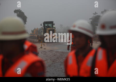 Yangon, Myanmar. 10 Ago, 2019. Lavoro di salvataggio viene effettuata dopo il monsone di frana nel Paung Township, Stato Mon, Myanmar, il 10 agosto 2019. Il tributo di morte pagato al dal Venerdì di monsone di frana era salito a 29 finora in Myanmar è stato Mon, secondo gli ultimi dati pubblicati dal Myanmar Fire Services Department di sabato. Causati da pesanti piogge monsoniche, Paung, Mawlamyine, Mudon, Thanbyuzayat, Kyaikmaraw, Ye township era allagato. Credito: U Aung/Xinhua/Alamy Live News Foto Stock