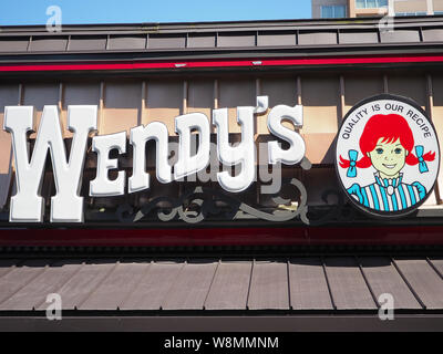 Logo su Wendy's ristorante fast food in Bellevue, WA, Stati Uniti d'America; Agosto 2019 Foto Stock