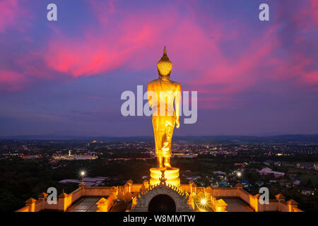 La Benedizione Buddha a Wat Phra That khao noi durante il tramonto a Nan provincia ,Thailandia Foto Stock