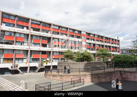 L'esterno degli appartamenti Basterfield House in Golden Lane Estate, Londra, EC1, Regno Unito Foto Stock