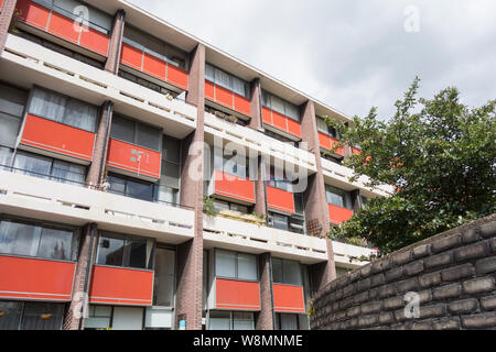 Esterno della casa Basterfield appartamenti su Golden Lane station wagon, London EC1, Regno Unito Foto Stock