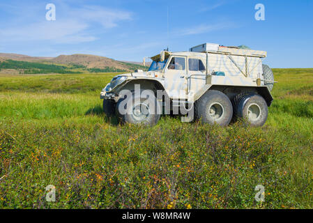 YAMAL, RUSSIA - Agosto 22, 2018: veicolo fuoristrada Trekol nella tundra artica su una soleggiata giornata estiva Foto Stock