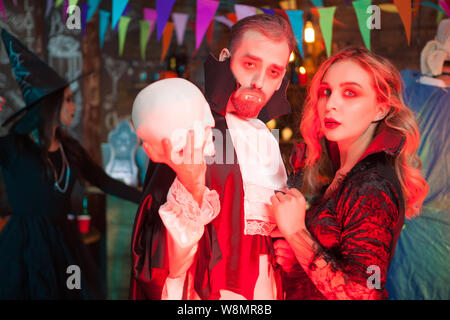 Attraente coppia giovane vestito come vampire costumi per la festa di Halloween. Mostri di Halloween raccolta. Foto Stock