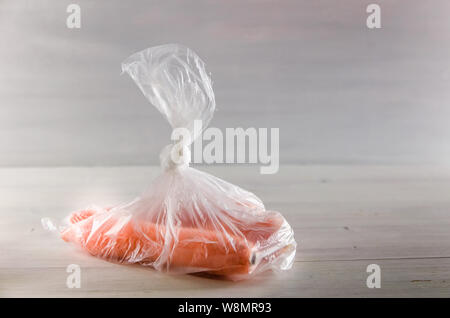 Concetto plasic libera le carote in un sacchetto di plastica su uno sfondo bianco con spazio di copia Foto Stock