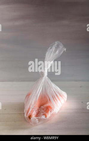 Concetto plasic libera le carote in un sacchetto di plastica su uno sfondo bianco con spazio di copia Foto Stock