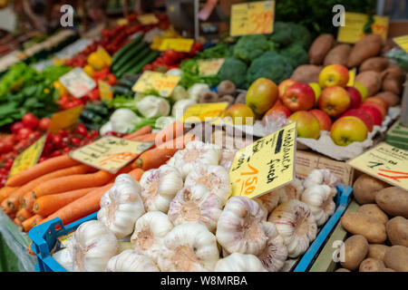Grande scelta di frutta fresca e verdura su una strada del mercato. Close-up foto di aglio con altri ortaggi a sfondo Foto Stock