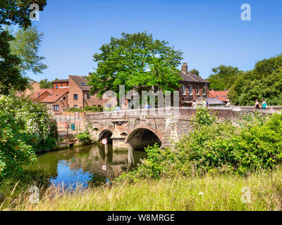 29 Giugno 2019: Norwich, Norfolk, Regno Unito - Vescovo Bridge, il cui originale è stato costruito nel 1340, che attraversano il fiume Wensum, in una bella giornata estiva, cancellare bl Foto Stock