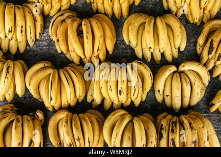 I grappoli di banane mature sul mercato tailandese stallo. Vista dall'alto lo sfondo di frutta Foto Stock