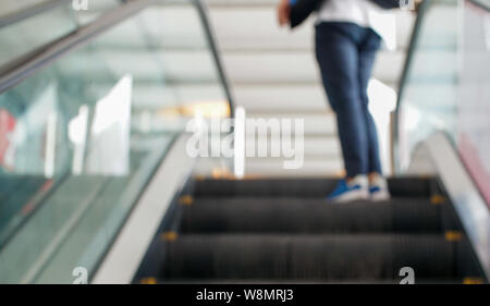 Movimento Blured di astratta escalator con la gente Foto Stock