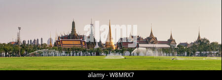 Il Wat Phra Kaew, il Tempio del Buddha di Smeraldo di Bangkok, Tailandia. Panorama del Grand Palace. Foto Stock