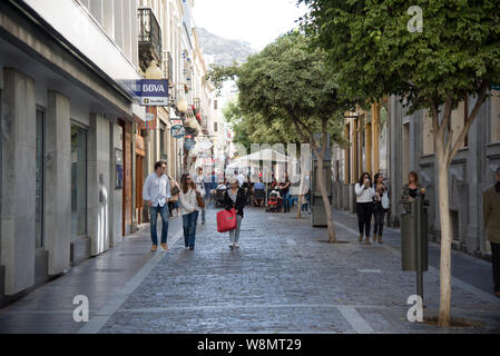 Las Palmas de Gran Canaria, Spagna - 31 dicembre, 2017. Strada di ciottoli nel quartiere di Triana, con un sacco di persone , Gran Canaria, Foto Stock