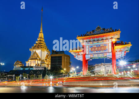Il cancello di Chinatown in Yaowarat di notte, Bangkok, Thailandia