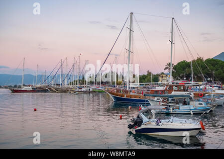 Yacht Barche a marina in Fethiye, costa mediterranea, Turchia Foto Stock