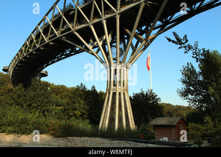 Il dei Tabi"a ponte è la più grande del cavalcavia pedonali Tehran, Iran. Il 270-metro ponte collega due parchi pubblici - Taleghani Park e Parco Abo-Atash Foto Stock