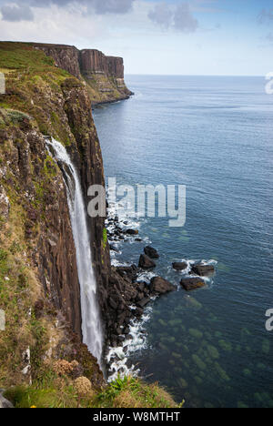 La famosa Kilt rock con la Mealt cade all'Isola di Skye nelle Highlands della Scozia Foto Stock