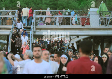 Il dei Tabi"a ponte è la più grande del cavalcavia pedonali Tehran, Iran. Il 270-metro ponte collega due parchi pubblici - Taleghani Park e Parco Abo-Atash Foto Stock