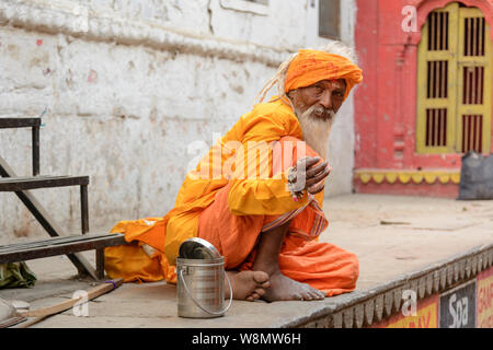 Un indiano uomo santo (sadhu o saddhu) di Varanasi, Uttar Pradesh, India, Asia del Sud. Varanasi è noto anche come Benares, Banaras e Kashi. Foto Stock