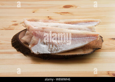 Congelati filetto di pangasius sul tavolo di legno Foto Stock