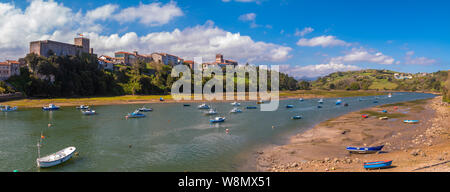 Vista dell'estuario di San Vicente de la Barquera. Cantabria, Spagna Foto Stock