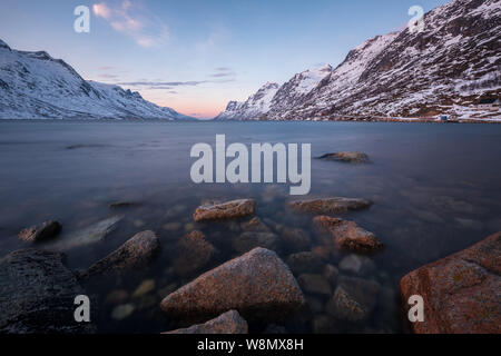 Ersfjord su un winterday con grigio e marrone rocce in primo piano, Norvegia Foto Stock