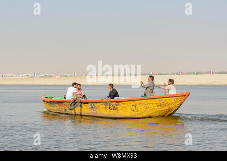 Turisti indiano godetevi un giro in barca sul fiume Gange a Varanasi, Uttar Pradesh, India, Asia del Sud. Noto anche come Benares, Banaras e Kashi. Foto Stock