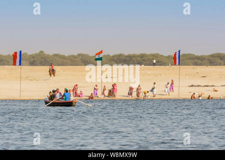 Turisti indiano godetevi un giro in barca sul fiume Gange a Varanasi, Uttar Pradesh, India, Asia del Sud. Noto anche come Benares, Banaras e Kashi. Foto Stock