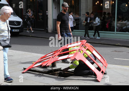 Londra, Regno Unito. 10 Ago, 2019. Un operaio esegue la manutenzione in una giornata ventosa a Londra.venti forti sono provocando disturbo, con avvisi di maltempo in luoghi in tutto il Regno Unito. Credito: Steve Taylor/SOPA Immagini/ZUMA filo/Alamy Live News Foto Stock