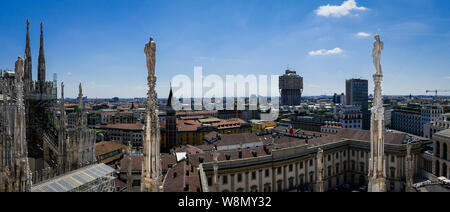 Vista panoramica dalla terrazza sul tetto di Milano Catehdral in Italia Foto Stock