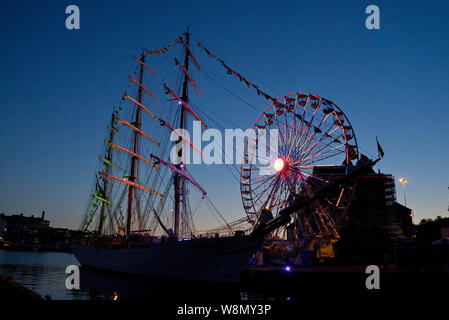 Delle navi nel porto di Bergen in Norvegia in preparazioni per la Tall Ships gare, attirando una flotta di 70 navi da 20 paesi. Bergen, Norvegia Foto Stock