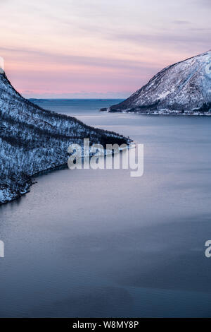 Fiordo di magia in inverno con montagne innevate al tramonto, Bergsbotn, Senja, Norvegia, Foto Stock