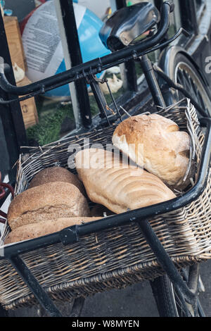 Panificio Norths bicicletta paniere pieno di pane lungo north street nella antica Anglo città sassone di Winchcombe, Cotswolds, Gloucestershire, Inghilterra. Foto Stock