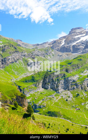 Immagine verticale del paesaggio alpino fotografato sulla giornata di sole. Sentieri escursionistici circondata da rocce, montagne e pascoli verdi. Paesaggio svizzero. Swit Foto Stock