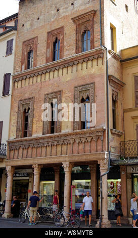 La casa del mercante Giovanni Boniforte da Concorezzo, costruito nel 1455, a Mantova Italia, decorata con terra cotta opera in un stile gotico veneziano Foto Stock