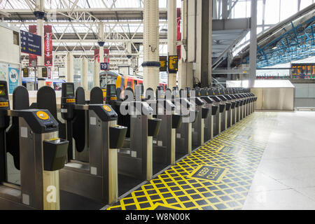 Cancelli di codici a barre e codici a barre Scanner biglietto a Londra Waterloo, London, SE1, Regno Unito Foto Stock