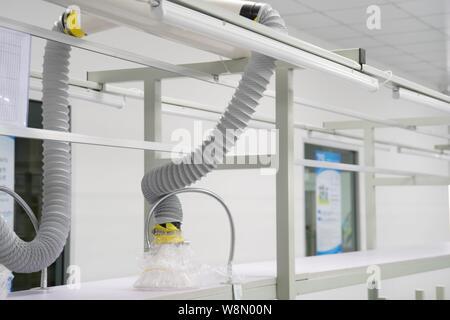 Cappa di aspirazione di fumo e calore nelle linee di montaggio Foto Stock