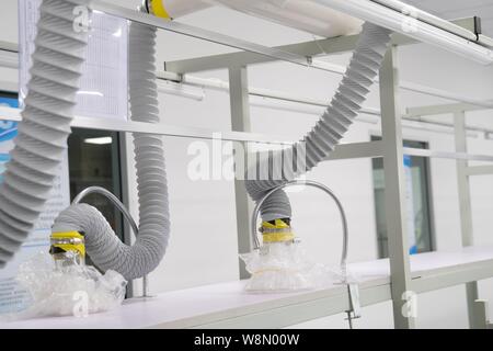 Cappa di aspirazione di fumo e calore nelle linee di montaggio Foto Stock