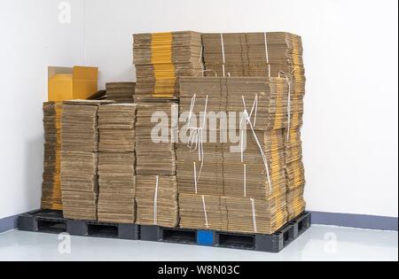 Pila di confezioni piatte scatole di cartone per il confezionamento del prodotto e la consegna. Foto Stock