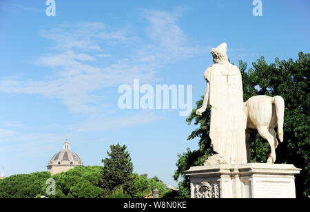 Statua di Castor (Castore) uno dei due dioscuri (Polydeuces), e cavallo. Da qui la vista Roma. Roma, Italia Foto Stock