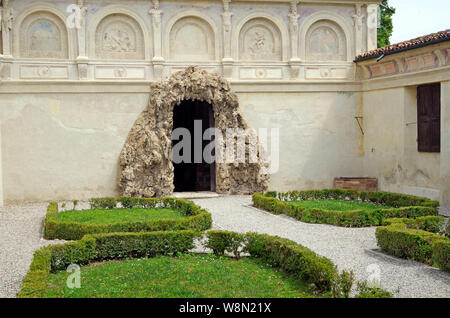 Il giardino segreto e l'accesso alla Grotta del Palazzo Te a Mantova, Italia, 1524-34 costruito in stile manierista dall'architetto Giulio Romana Foto Stock