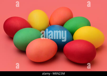 Colorate le uova di Pasqua giacciono su un sfondo di corallo. Fotografia orizzontale Foto Stock