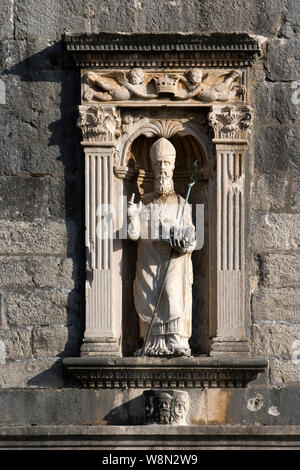 Statua di San Biagio, Dubrovnik patrono, sulla parete al di sopra di pile Foto Stock