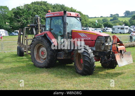 Un trattore McCormick MTX con rimorchio per trasporto tronchi alla fiera di vapore di Torbay, Churston, Devon, Inghilterra, Regno Unito Foto Stock